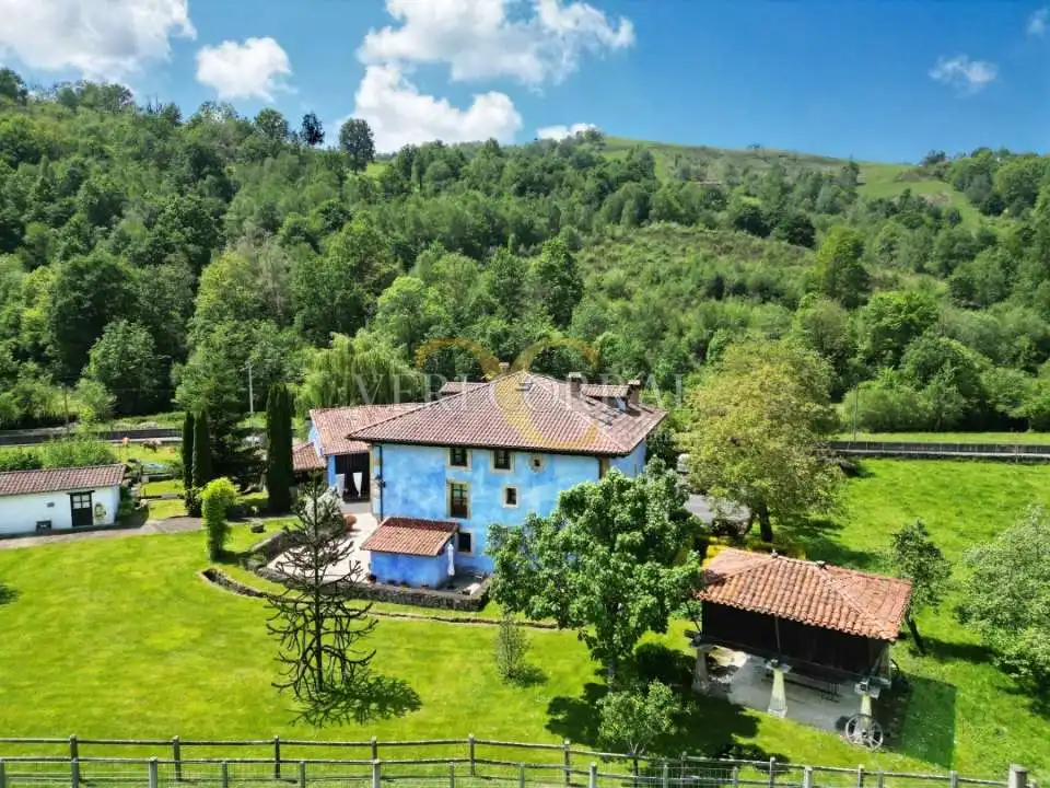 Exterior view of Buildings for sale in Cangas de Onís