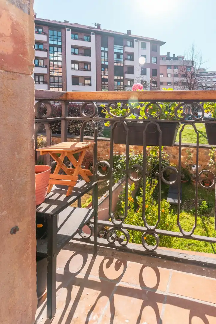 Terrassa de Pis en venda en Oviedo  amb Calefacció, Moblat i Balcó