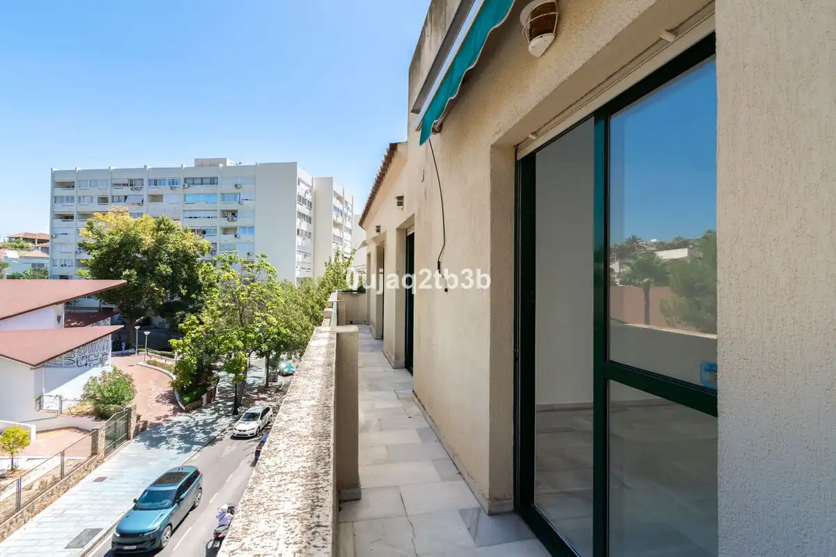Vista exterior de Pis en venda en Marbella amb Aire condicionat, Terrassa i Traster