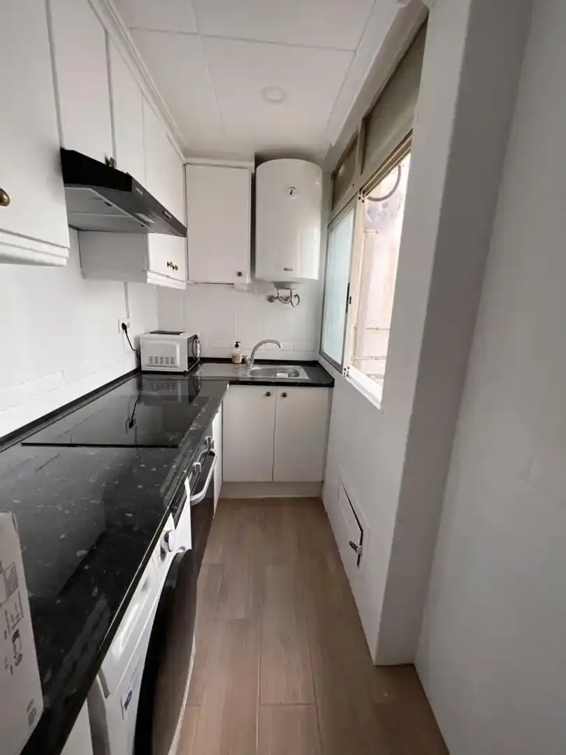 Kitchen of Flat for share in Mislata  with Parquet flooring, Furnished and Oven