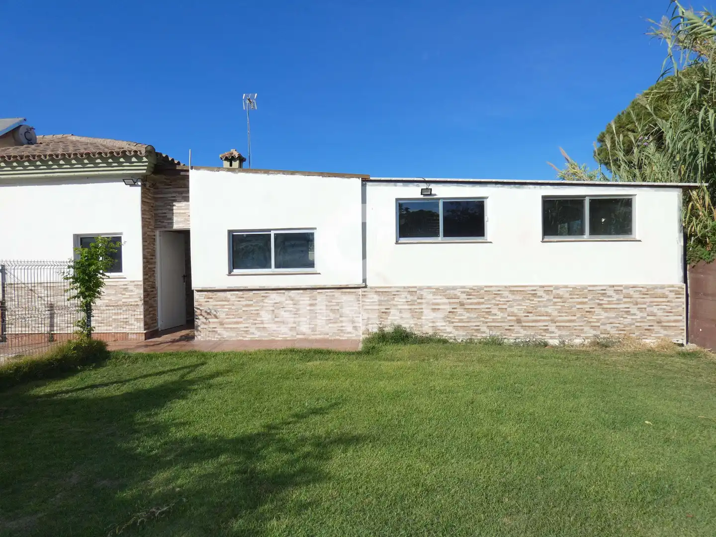 Vista exterior de Casa o xalet de lloguer en El Puerto de Santa María amb Aire condicionat, Jardí privat i Piscina