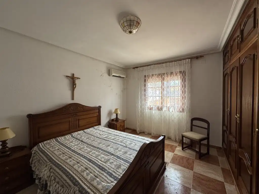 Dormitori de Casa o xalet en venda en Valencia de las Torres amb Aire condicionat, Terrassa i Piscina