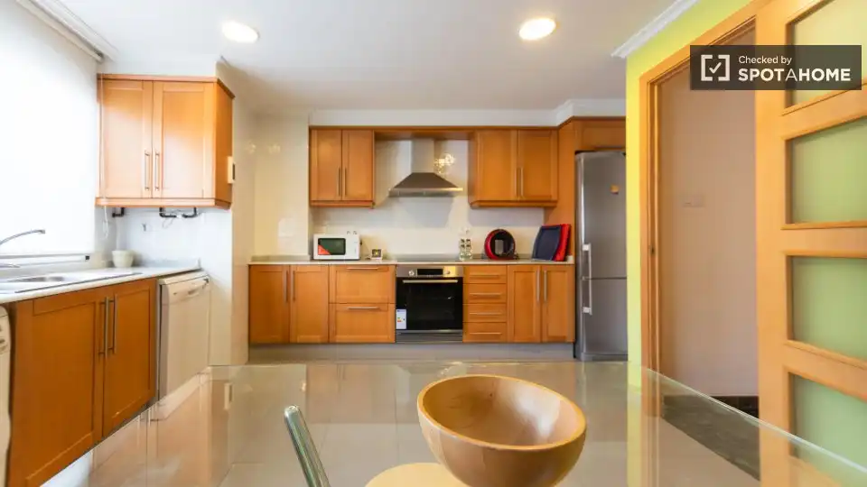 Cocina de Piso de alquiler en Valencia con Aire acondicionado, Calefacción y Amueblado
