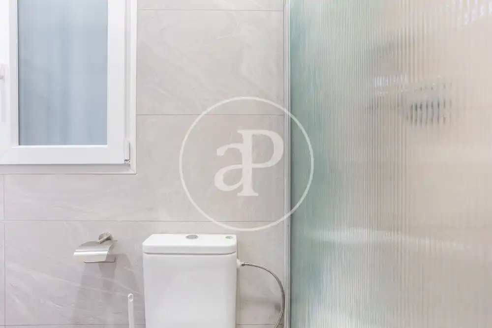Badezimmer von Wohnung zur Miete in Valencia mit Klimaanlage, Heizung und Terrasse