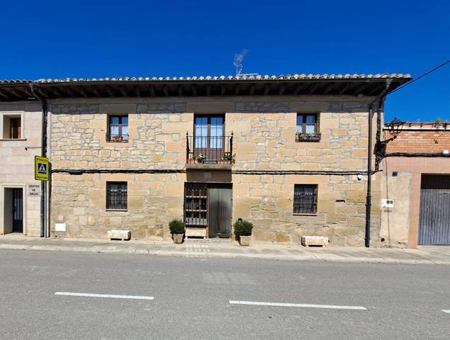 Casa adosada en Venta en Calle Mayor en Baños de Rioja