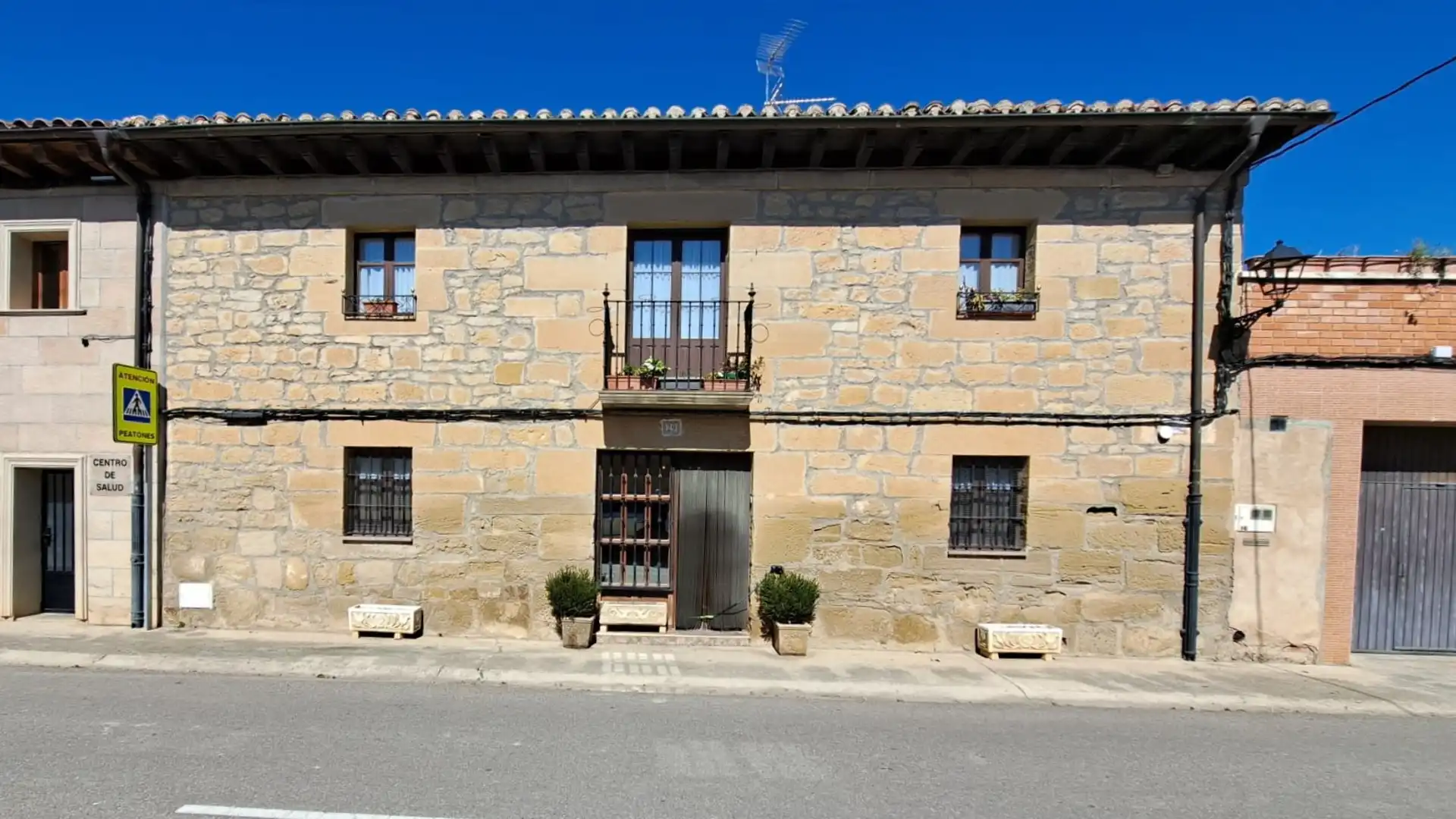 Vista exterior de Casa adosada en venda en Baños de Rioja amb Calefacció, Jardí privat i Terrassa