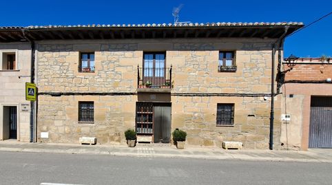 Oportunidad. Baños de Rioja. Gran casa de piedra con amplia terraza de 78 m2 y jardín privado de 170 m2 en el precio de 200.000 €.