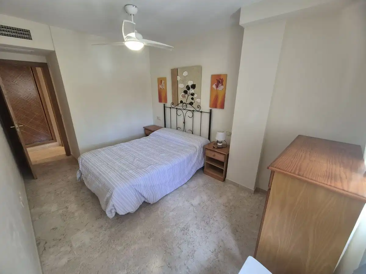 Dormitori de Apartament de lloguer en Estepona amb Aire condicionat, Calefacció i Terrassa