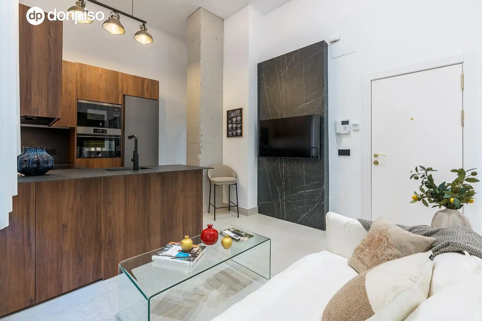 Wohnzimmer von Erdgeschoss zum Verkauf in Granada mit Klimaanlage, Privatgarten und Möbliert
