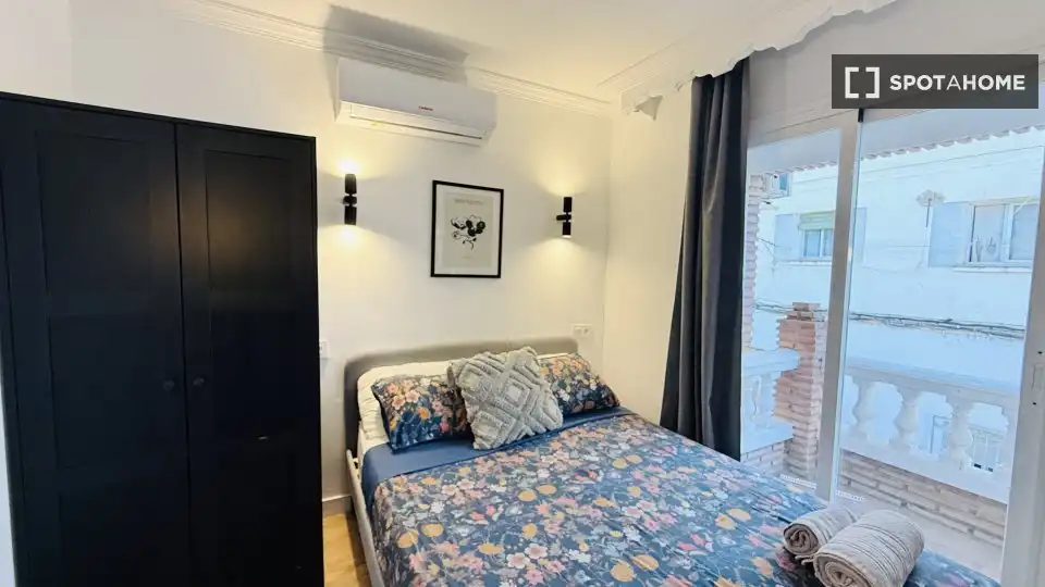 Dormitori de Estudi per a compartir en Granada amb Aire condicionat, Terrassa i Moblat