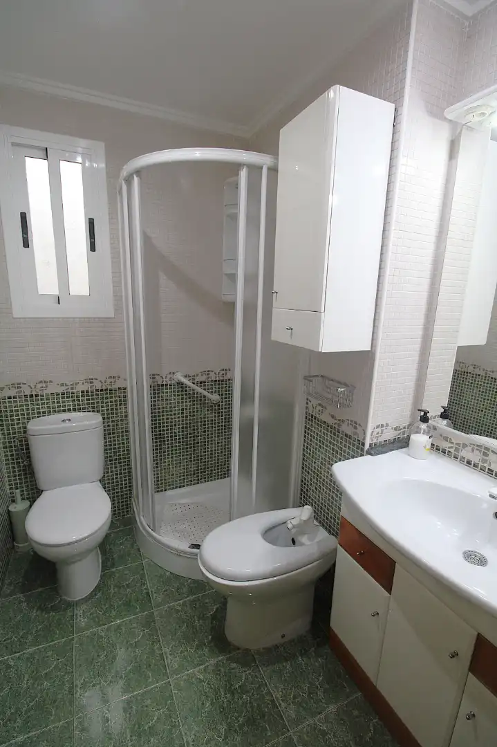 Baño de Piso de alquiler en Valencia con Aire acondicionado, Terraza y Amueblado