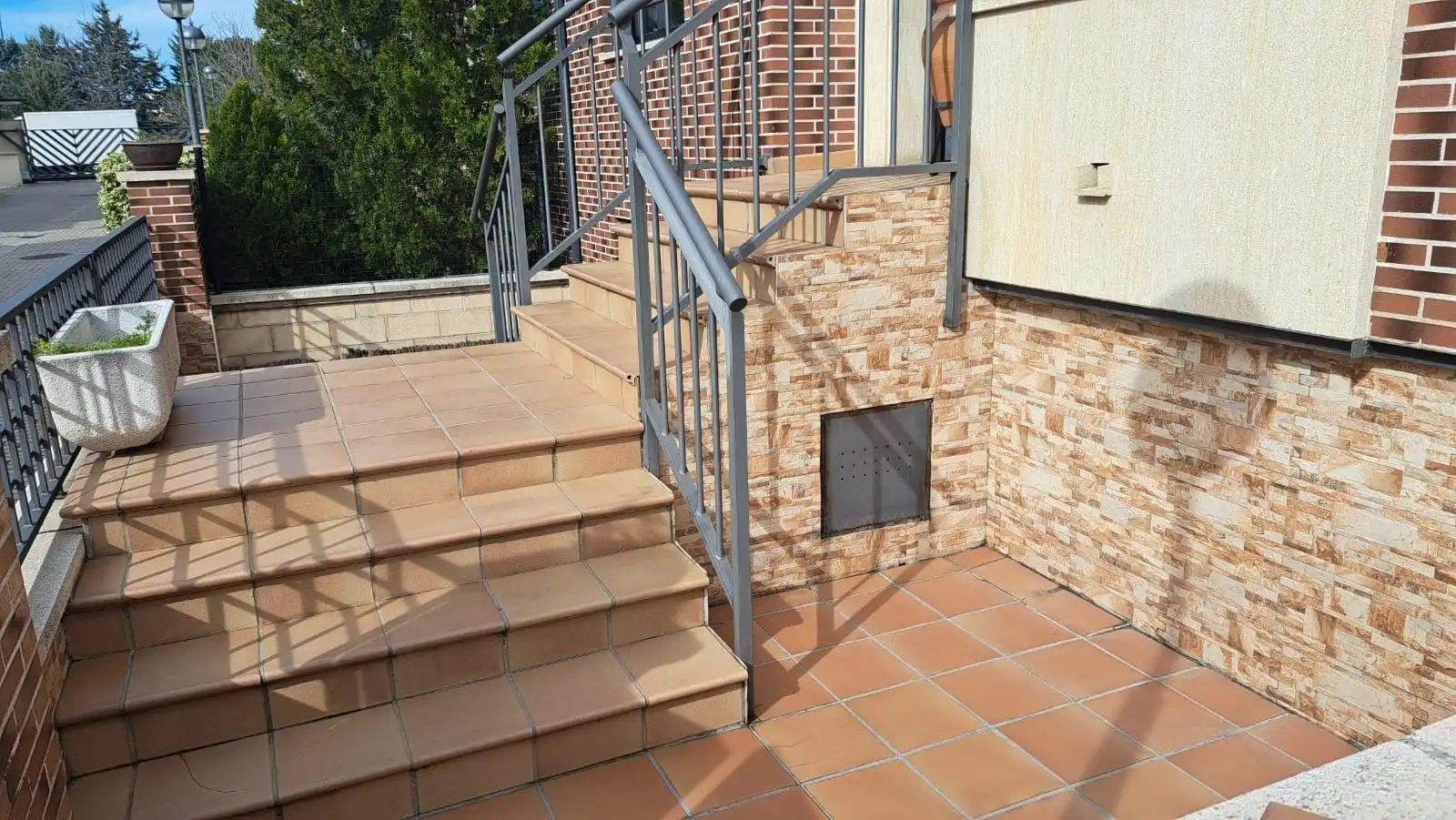 Terrasse von Einfamilien-Reihenhaus zum Verkauf in Valladolid mit Klimaanlage, Heizung und Privatgarten