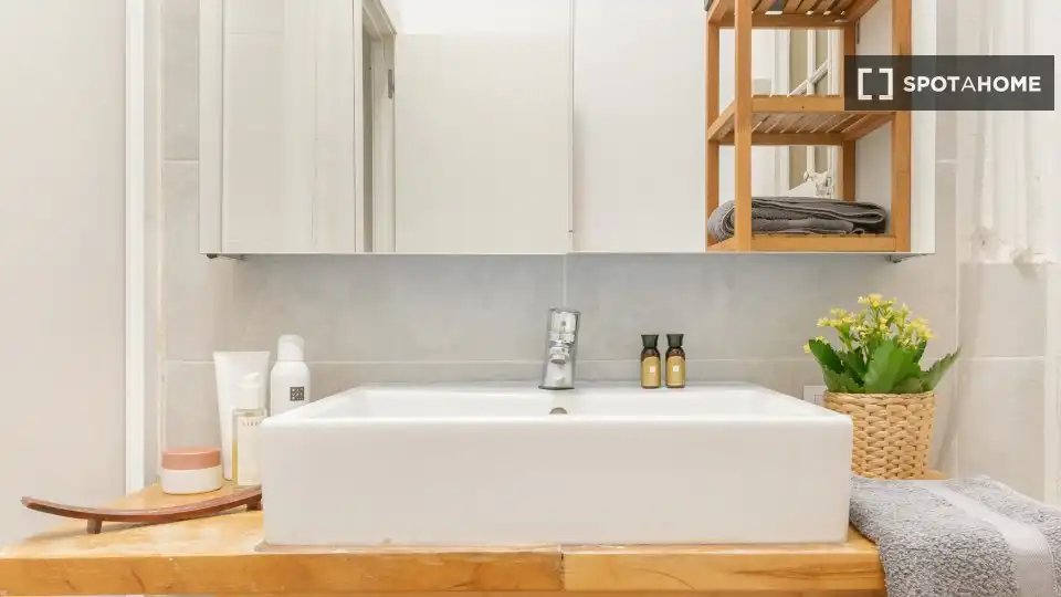 Bathroom of Flat for share in Barcelona  with Air Conditioner, Heating and Furnished