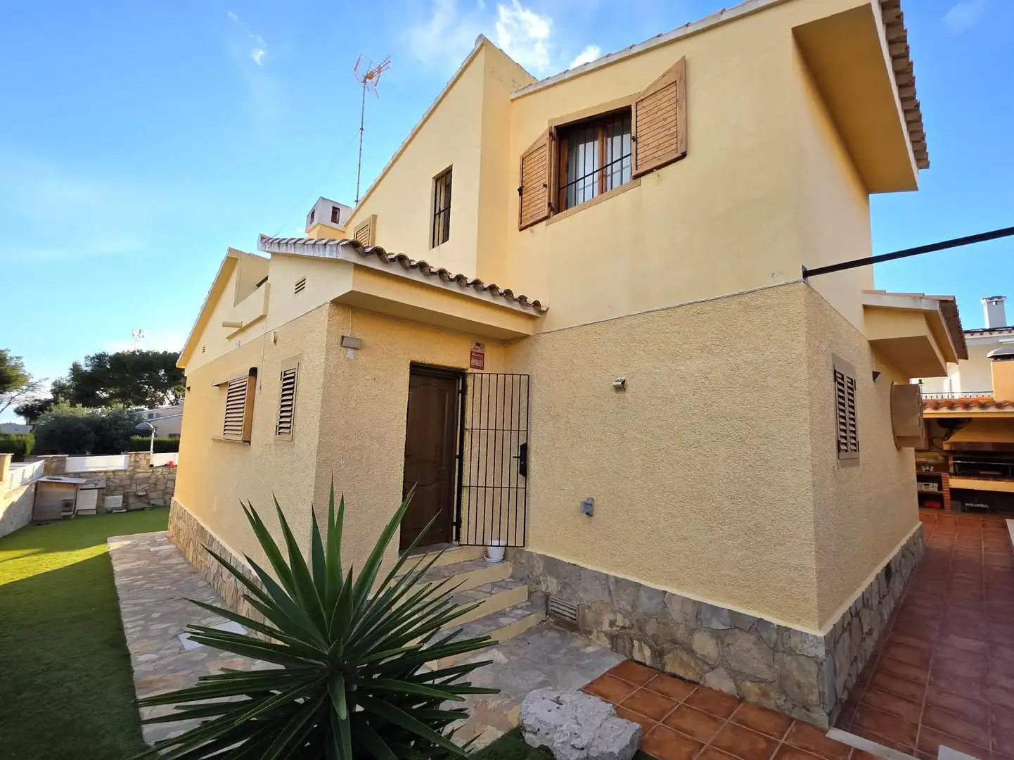 Vista exterior de Casa o xalet en venda en Benicasim / Benicàssim amb Aire condicionat, Calefacció i Jardí privat
