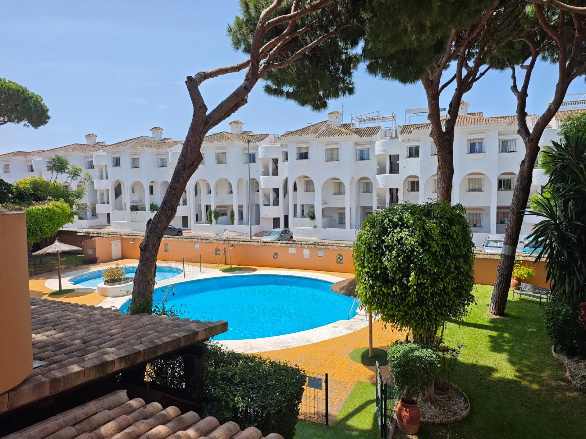Vista exterior de Apartament en venda en Chiclana de la Frontera amb Jardí privat, Terrassa i Piscina comunitària