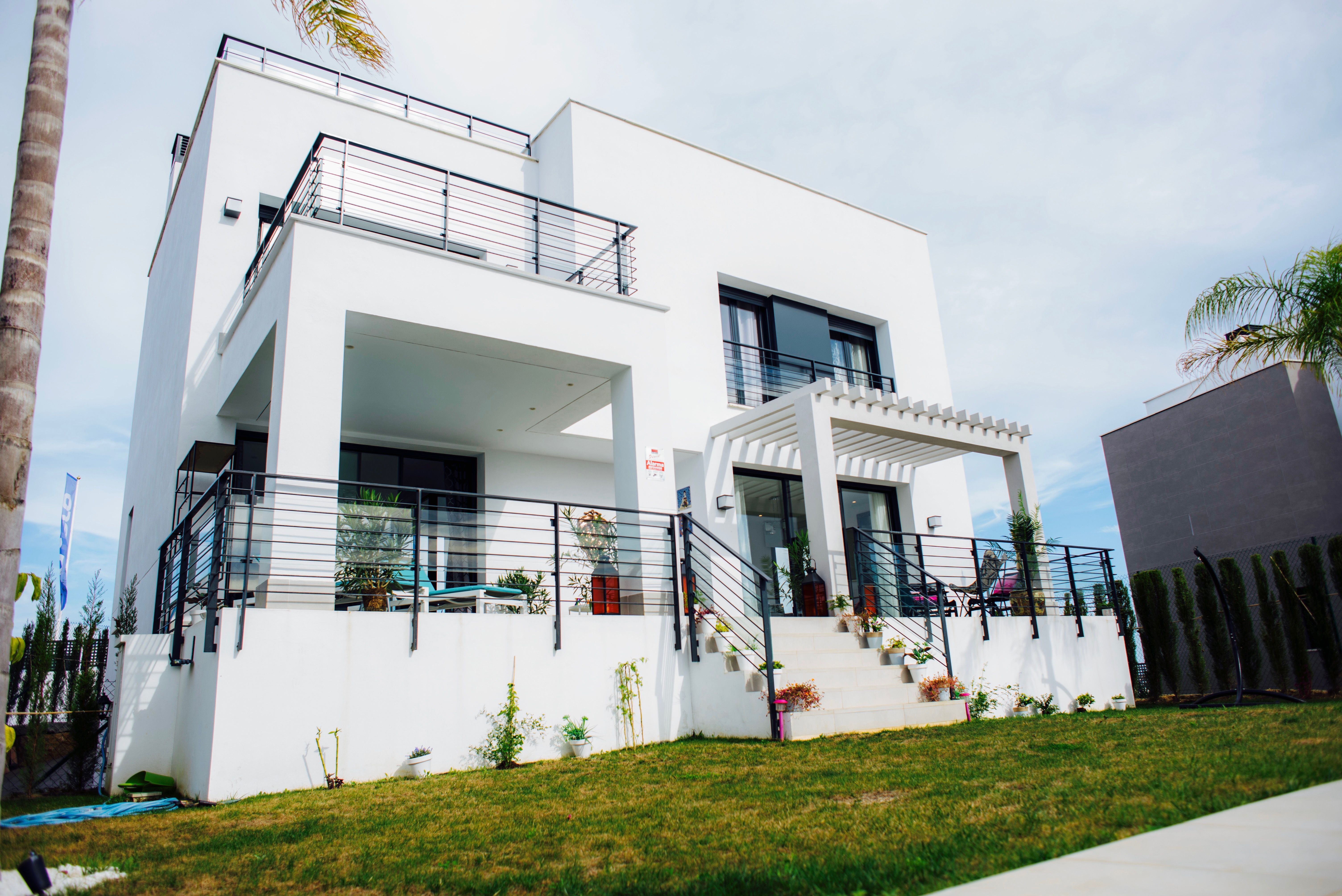 Vista exterior de Casa o xalet de lloguer en Estepona amb Aire condicionat, Jardí privat i Piscina