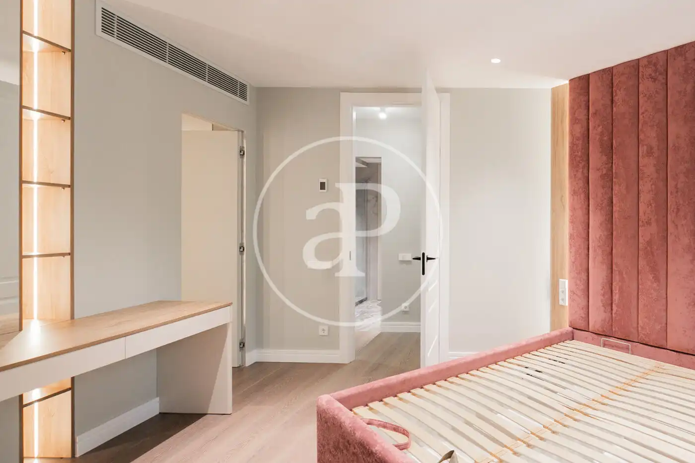 Schlafzimmer von Wohnung zum Verkauf in Barcelona mit Klimaanlage, Heizung und Balkon