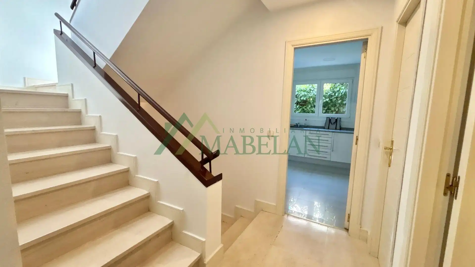 Einfamilien-Reihenhaus zur Miete in Madrid mit Klimaanlage, Privatgarten und Terrasse