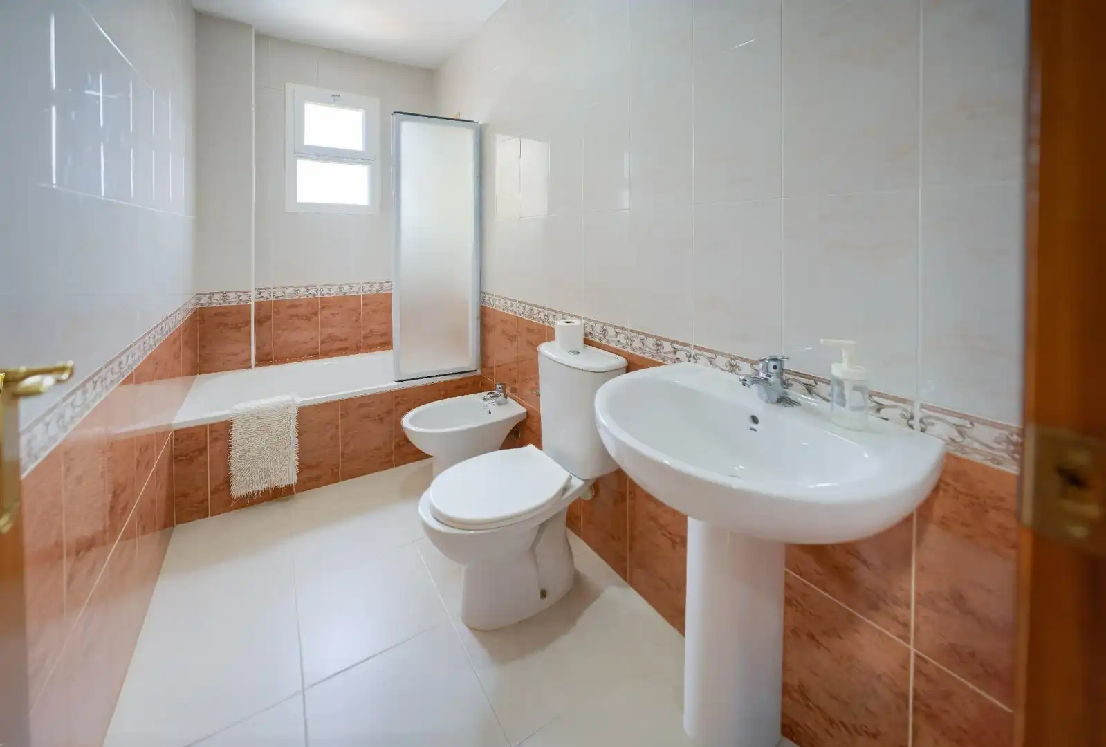 Bathroom of Houses for sale in Bollullos de la Mitación  with Air Conditioner and Community pool