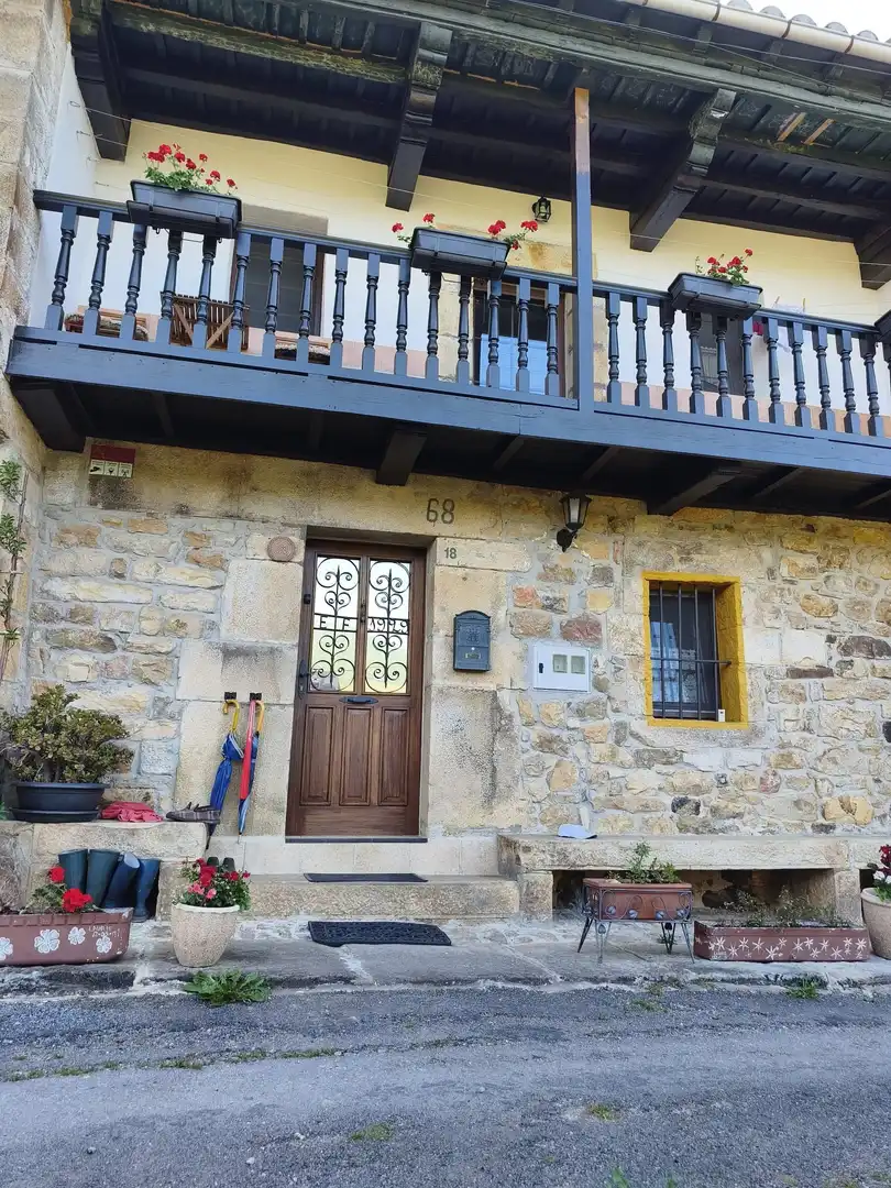 Vista exterior de Casa adosada en venta en Luena  con Calefacción y Jardín privado