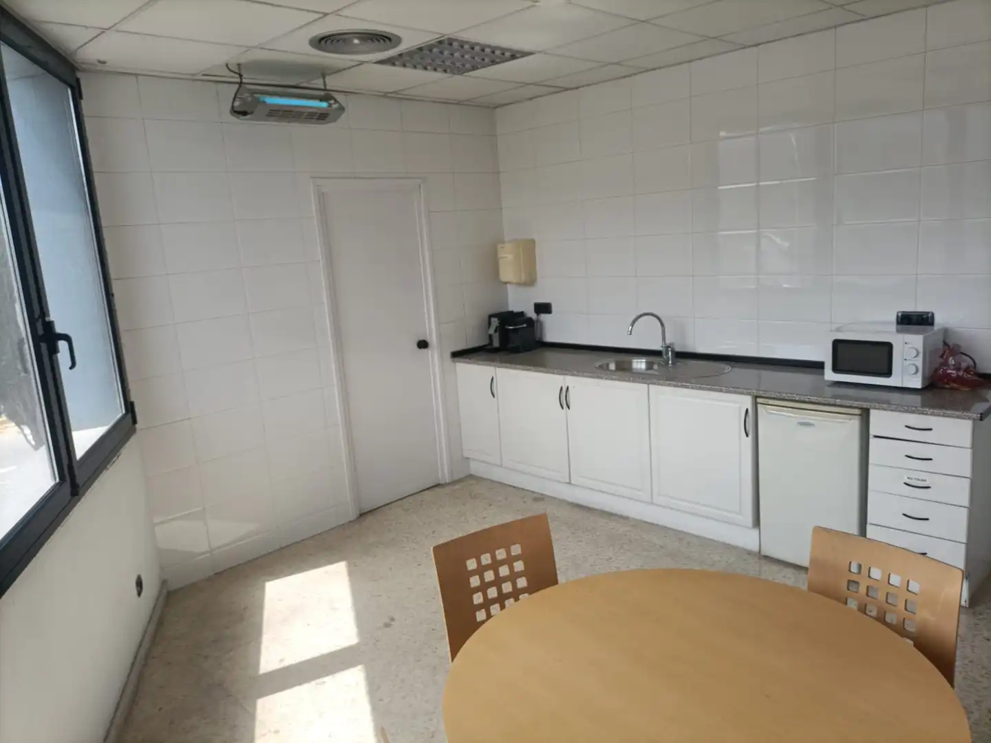 Cocina de Nave industrial de alquiler en Barcelona con Calefacción y Alarma