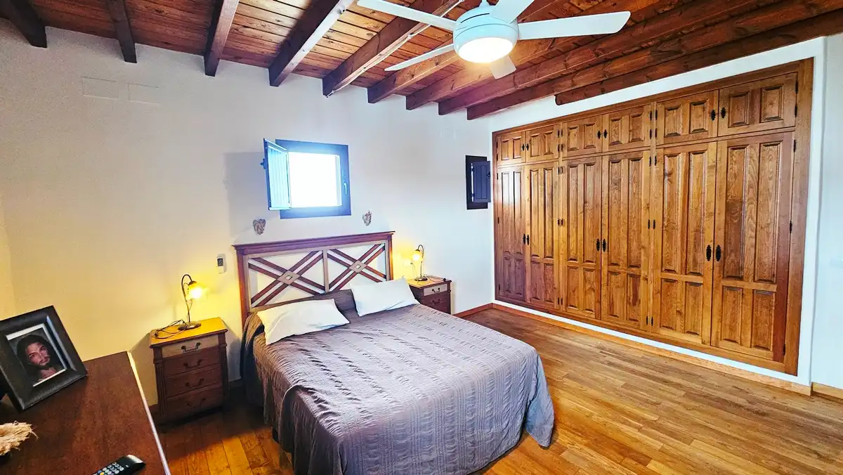 Dormitori de Casa o xalet en venda en Linares de la Sierra amb Traster