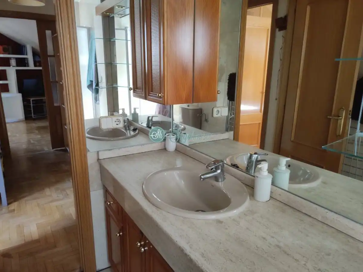 Baño de Ático en venta en Segovia con Calefacción, Parquet y Amueblado
