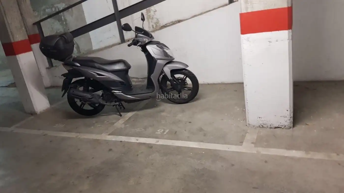 Moto de lloguer a Carrer del Carril 21, imagen 2