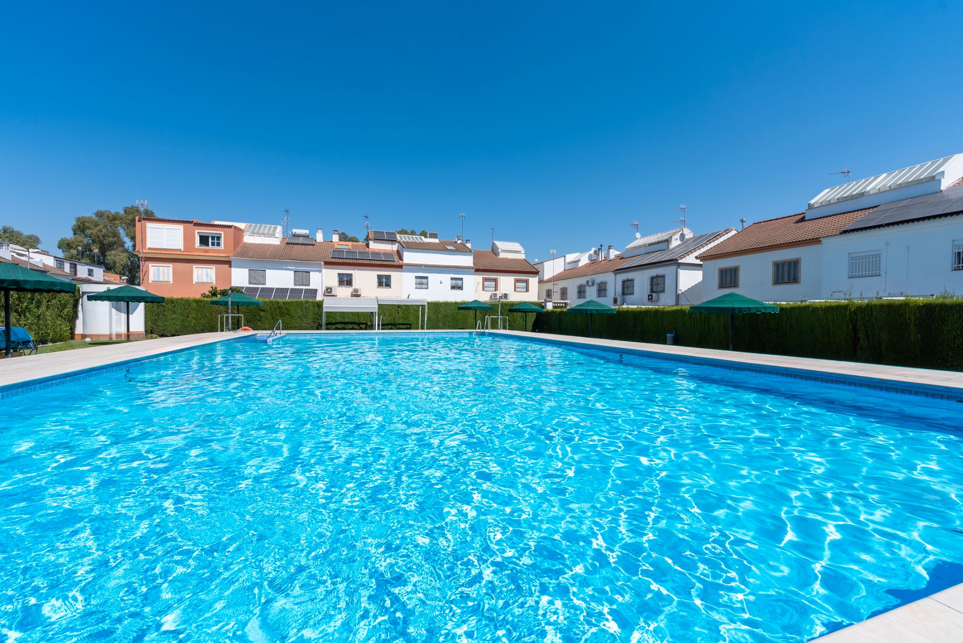 Piscina de Casa adosada en venta en Montequinto con Aire acondicionado, Calefacción y Parquet