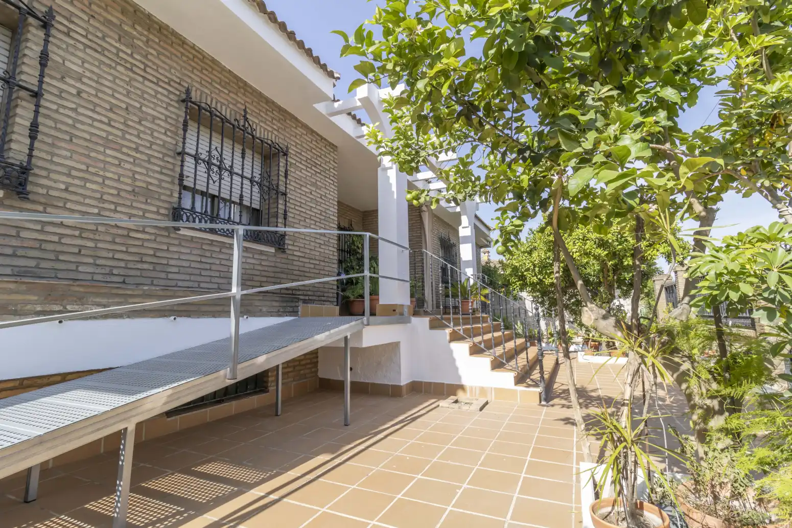 Vista exterior de Casa o xalet en venda en Gines amb Aire condicionat, Terrassa i Traster
