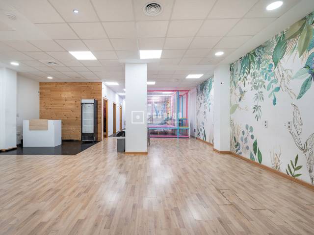 Local comercial en Alquiler en TOMÁS DE VILLARROYA en La Creu Coberta