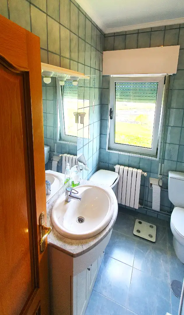 Badezimmer von Haus oder Chalet zum Verkauf in Miengo mit Heizung, Privatgarten und Möbliert
