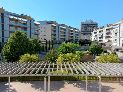 Vista exterior de Pis en venda en Figueres amb Aire condicionat, Terrassa i Balcó