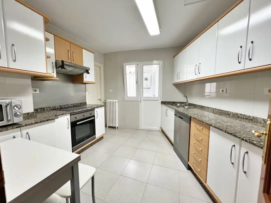 Cocina de Piso de alquiler en Lugo Capital con Calefacción, Parquet y Amueblado