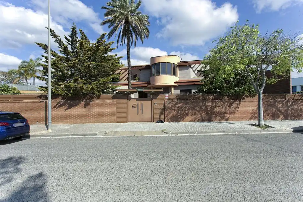 Vista exterior de Casa o chalet en venta en Vilanova i la Geltrú con Aire acondicionado, Calefacción y Jardín privado