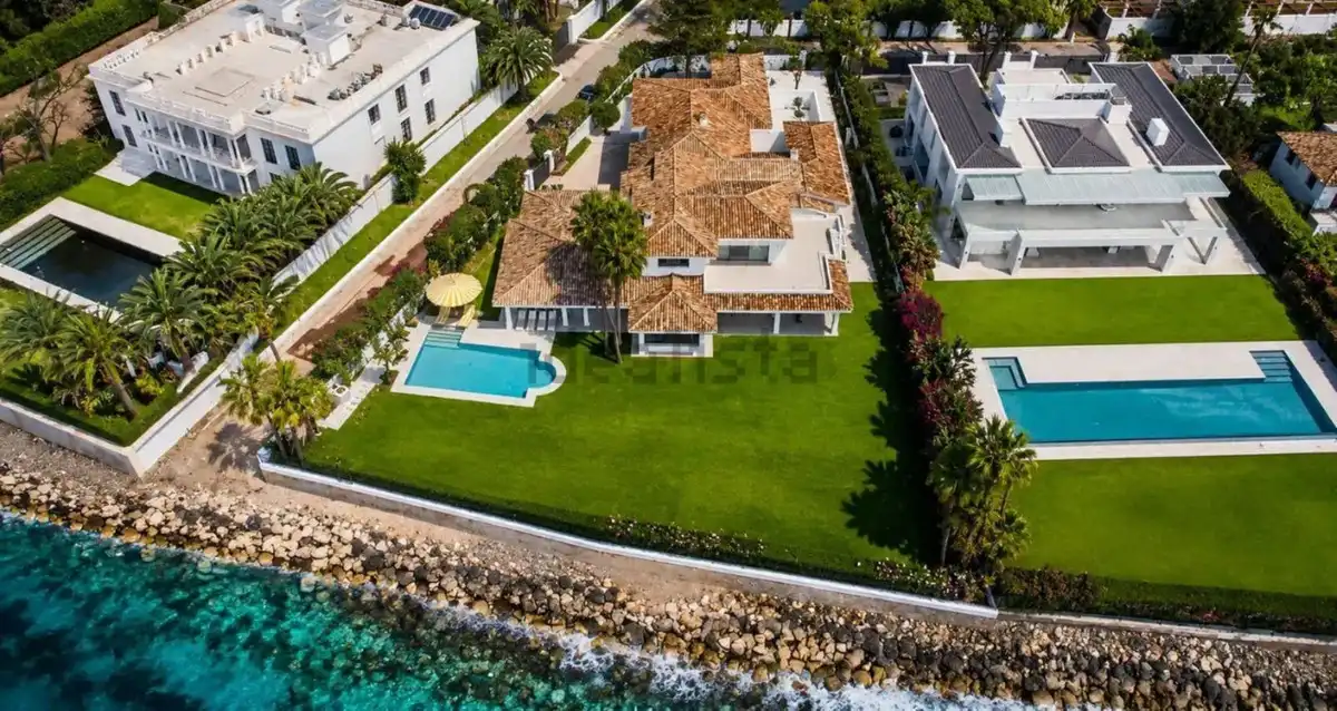 Vista exterior de Casa o xalet de lloguer en Estepona amb Aire condicionat, Jardí privat i Terrassa