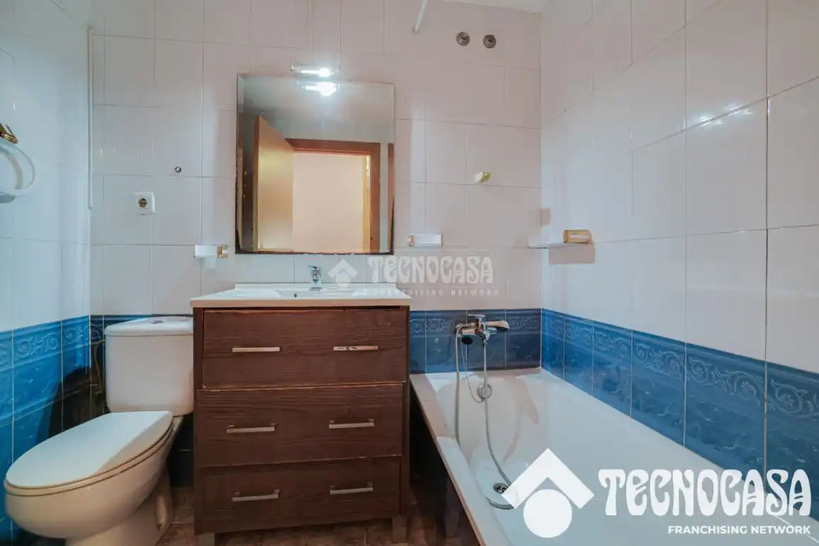 Baño de Piso en venta en Santa Coloma de Gramenet con Calefacción y Terraza