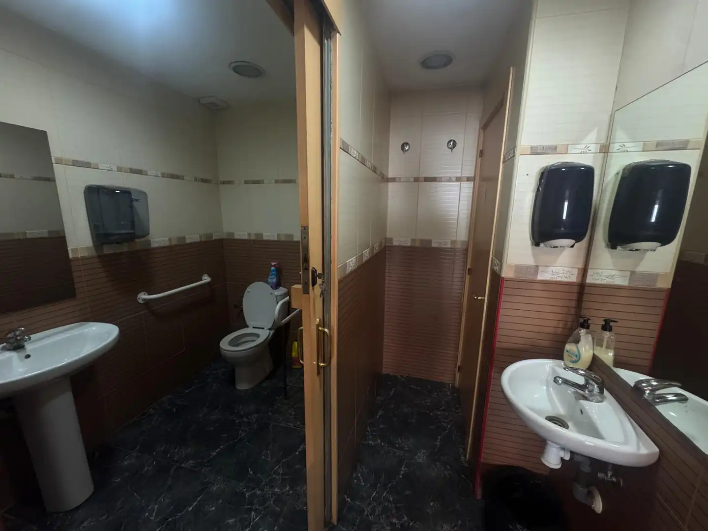 Baño de Local de alquiler en Vilanova i la Geltrú con Aire acondicionado, Calefacción y Amueblado