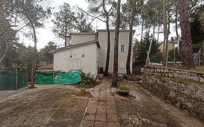 Vista exterior de Casa o xalet en venda en Santa María de la Alameda amb Jardí privat i Traster