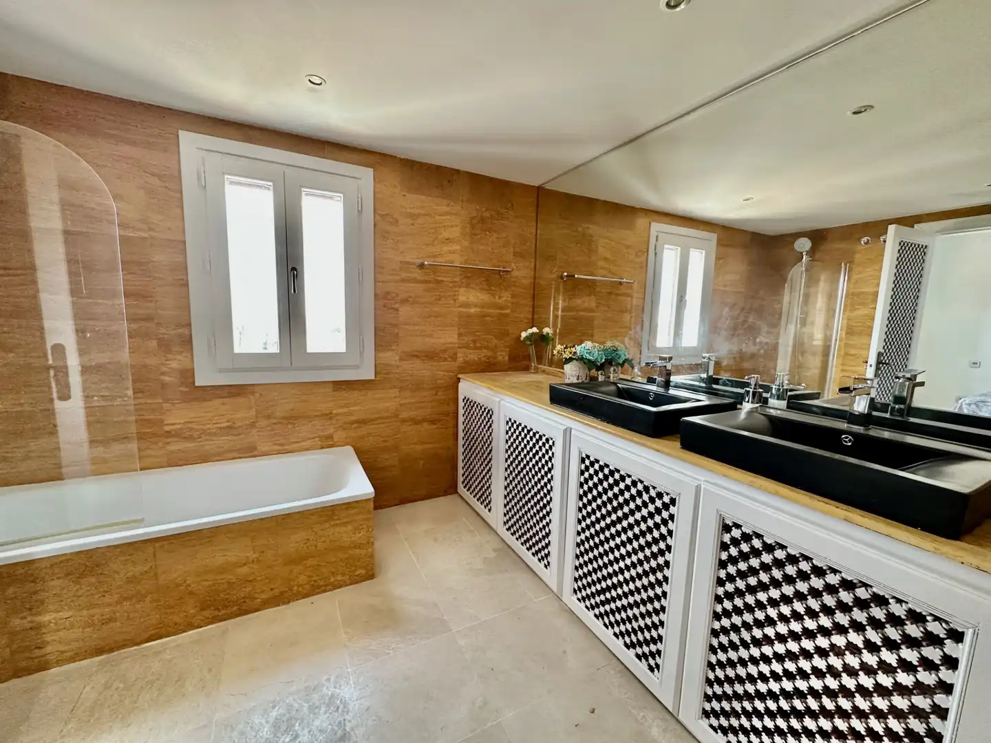 Badezimmer von Einfamilien-Reihenhaus zum Verkauf in Marbella mit Klimaanlage, Privatgarten und Terrasse