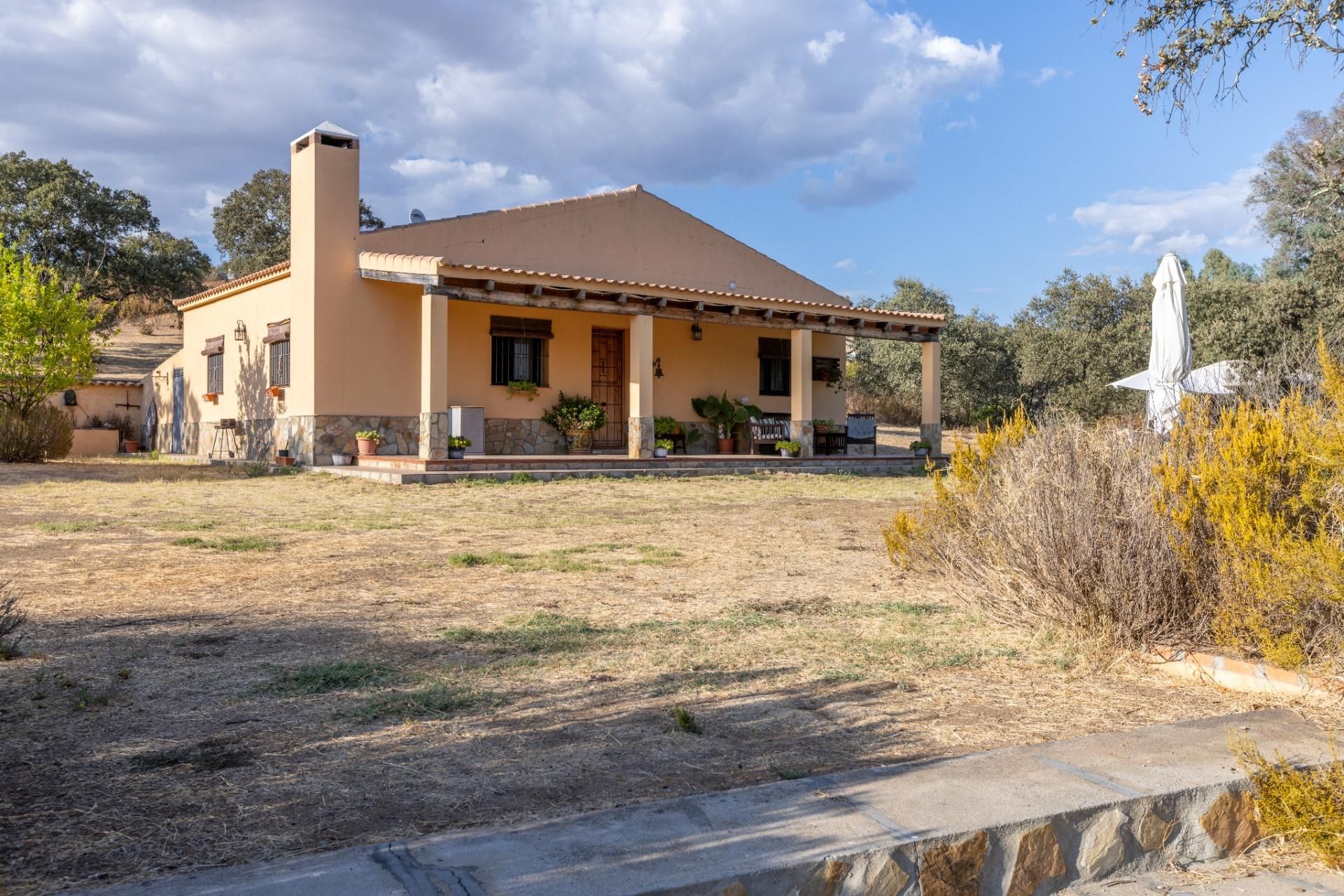 Vista exterior de Casa o xalet en venda en Castilblanco de los Arroyos amb Jardí privat, Terrassa i Traster