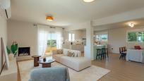 Sala d'estar de Casa o xalet en venda en Rubí amb Jardí privat, Parquet i Terrassa