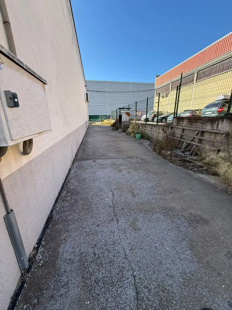 Parkplatz von Fabrikhallen zur Miete in  Logroño