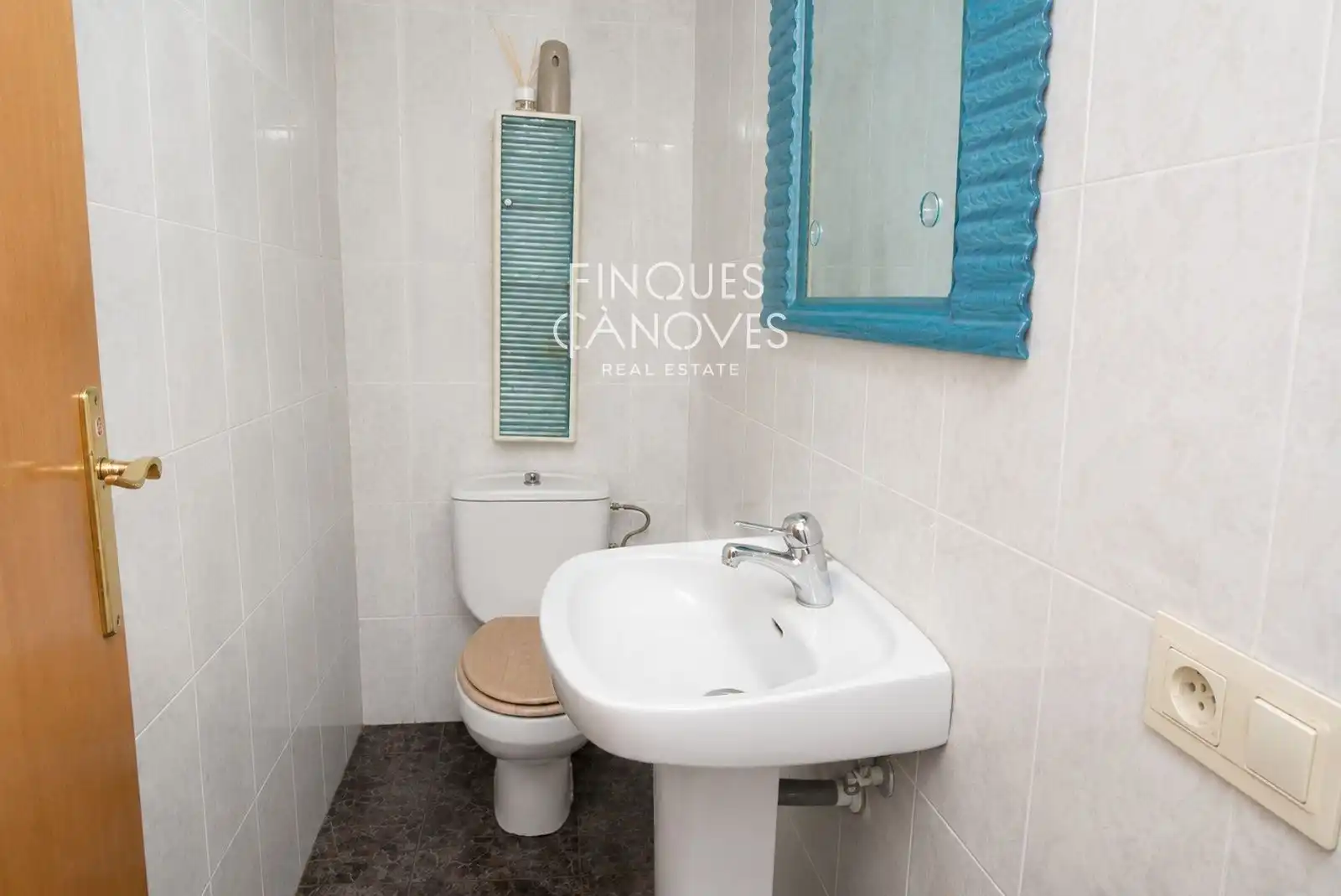 Badezimmer von Wohnung zum Verkauf in Salt mit Heizung, Terrasse und Möbliert