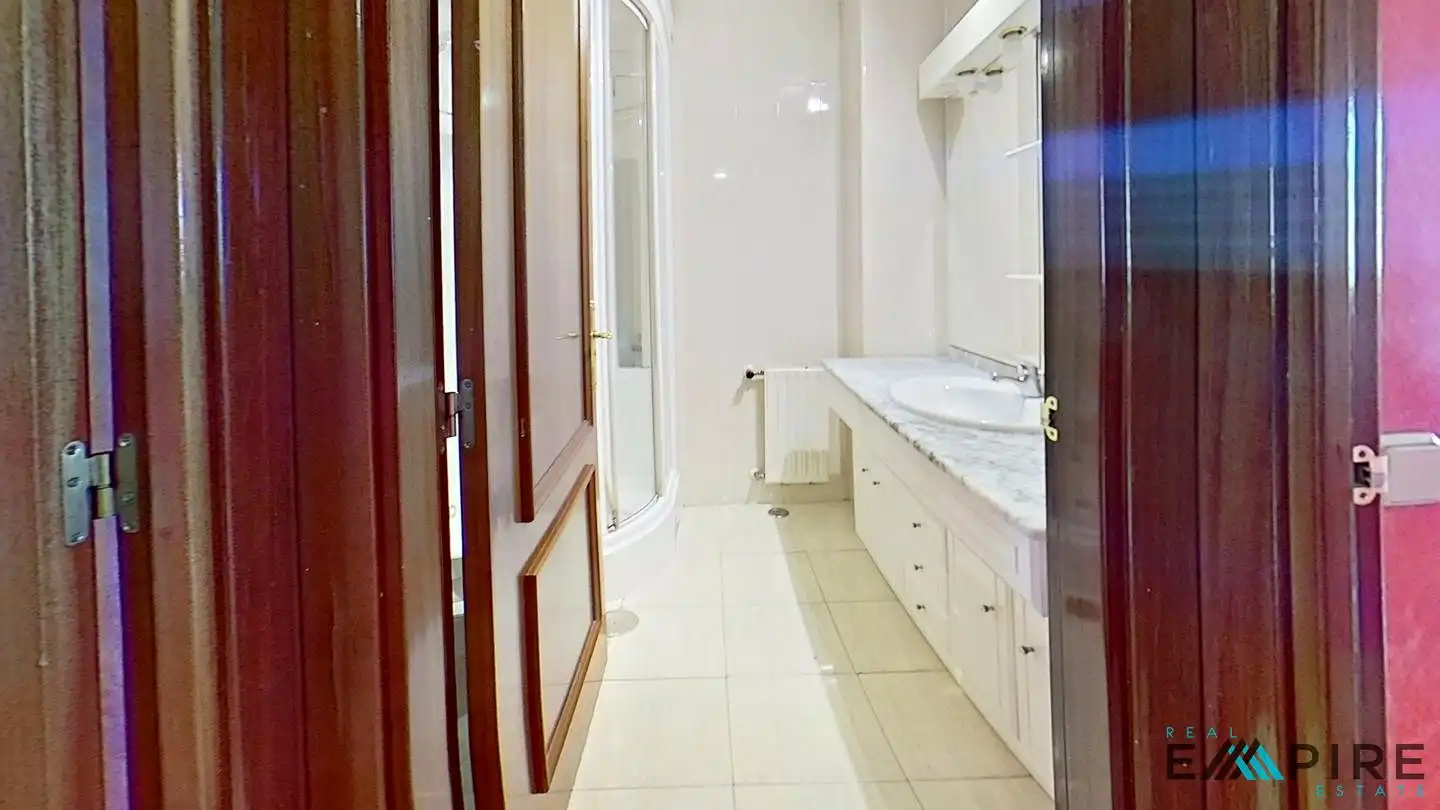 Baño de Piso en venta en Madrid con Calefacción, Trastero y Piscina