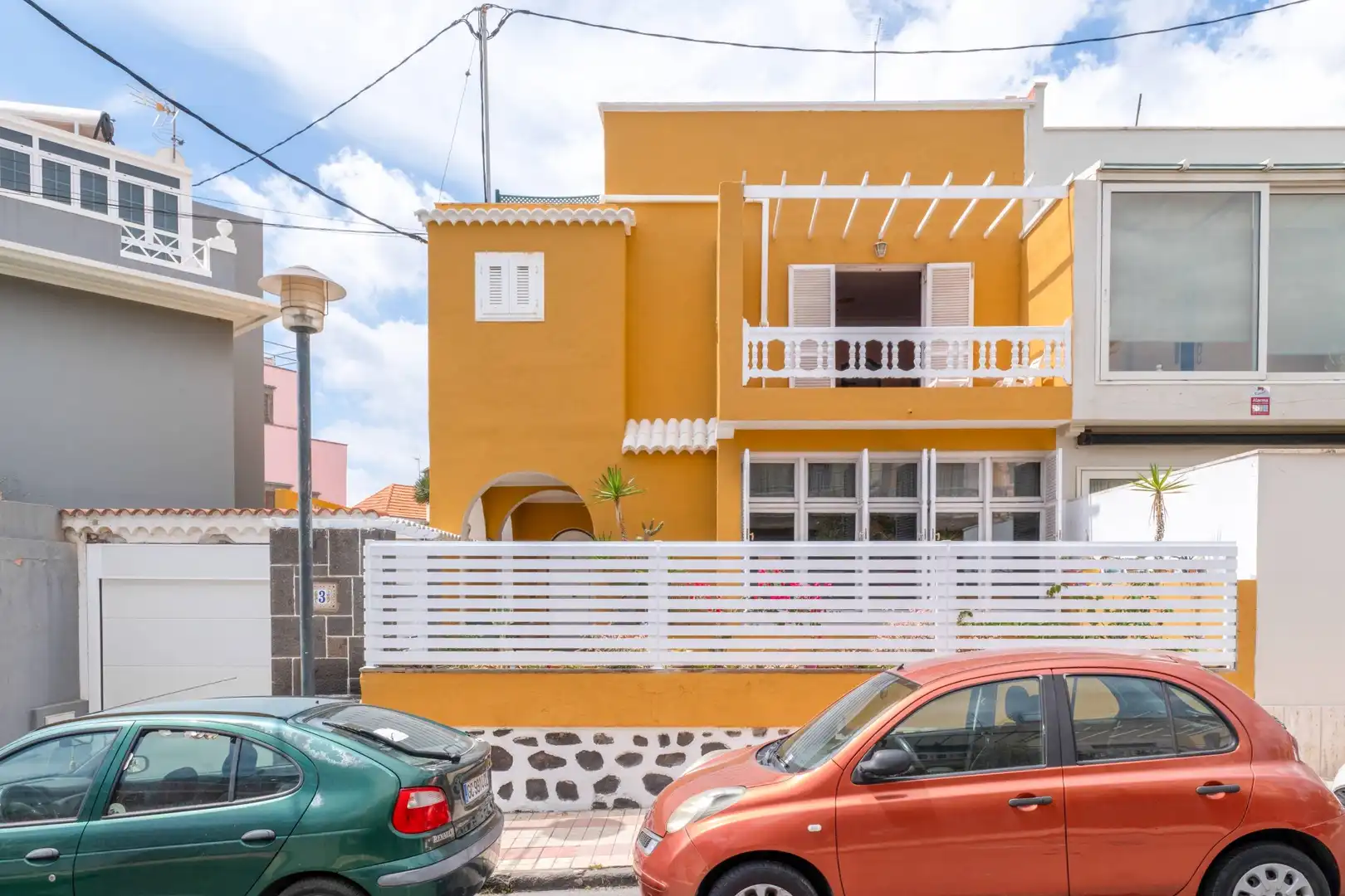 Vista exterior de Casa adosada en venda en Las Palmas de Gran Canaria amb Jardí privat, Terrassa i Traster