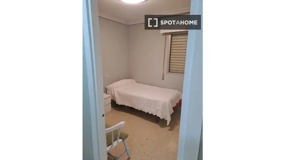 Dormitori de Apartament per a compartir en Sevilla amb Aire condicionat, Terrassa i Moblat