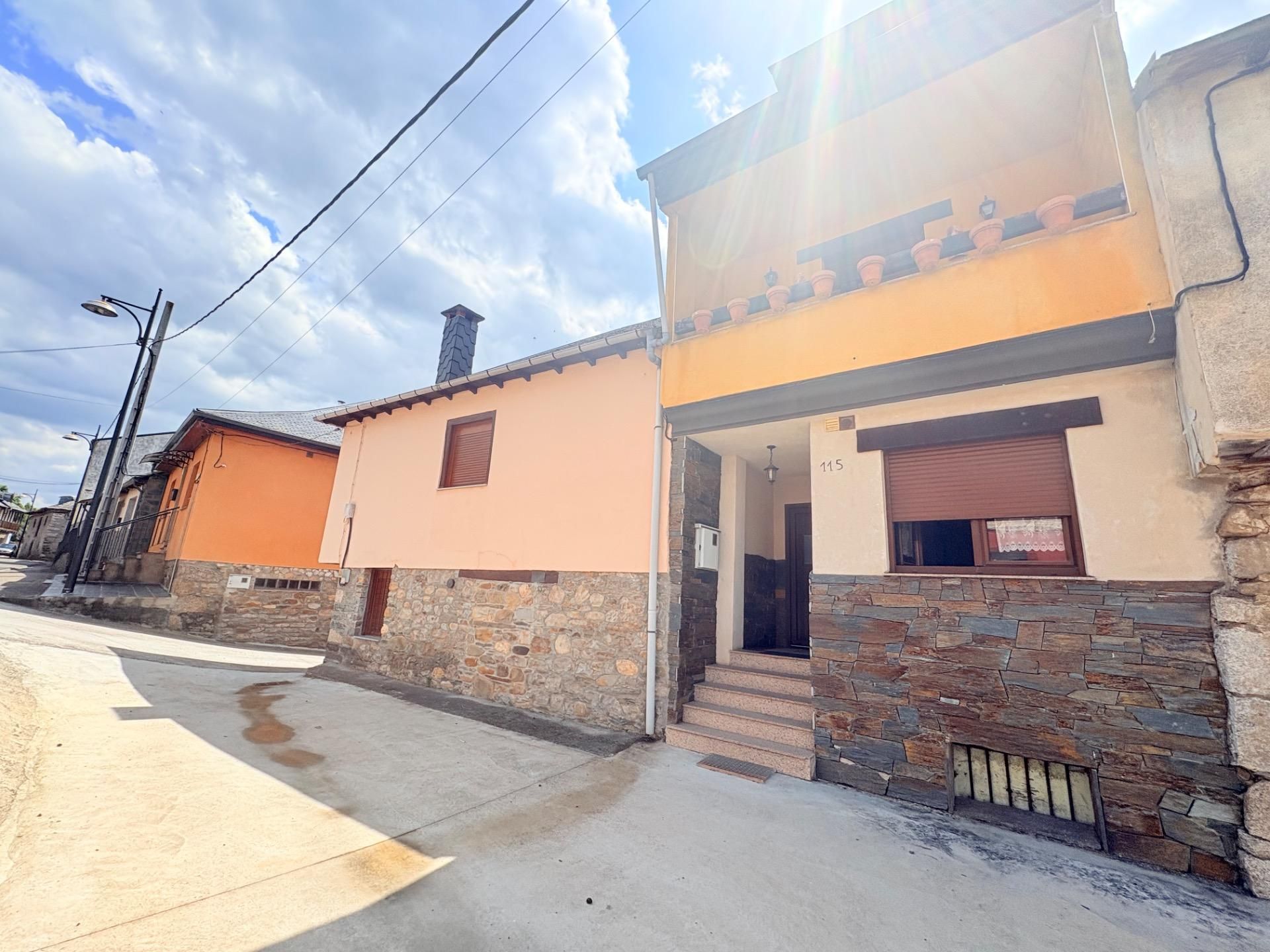 Vista exterior de Casa o xalet en venda en Congosto amb Calefacció, Jardí privat i Terrassa