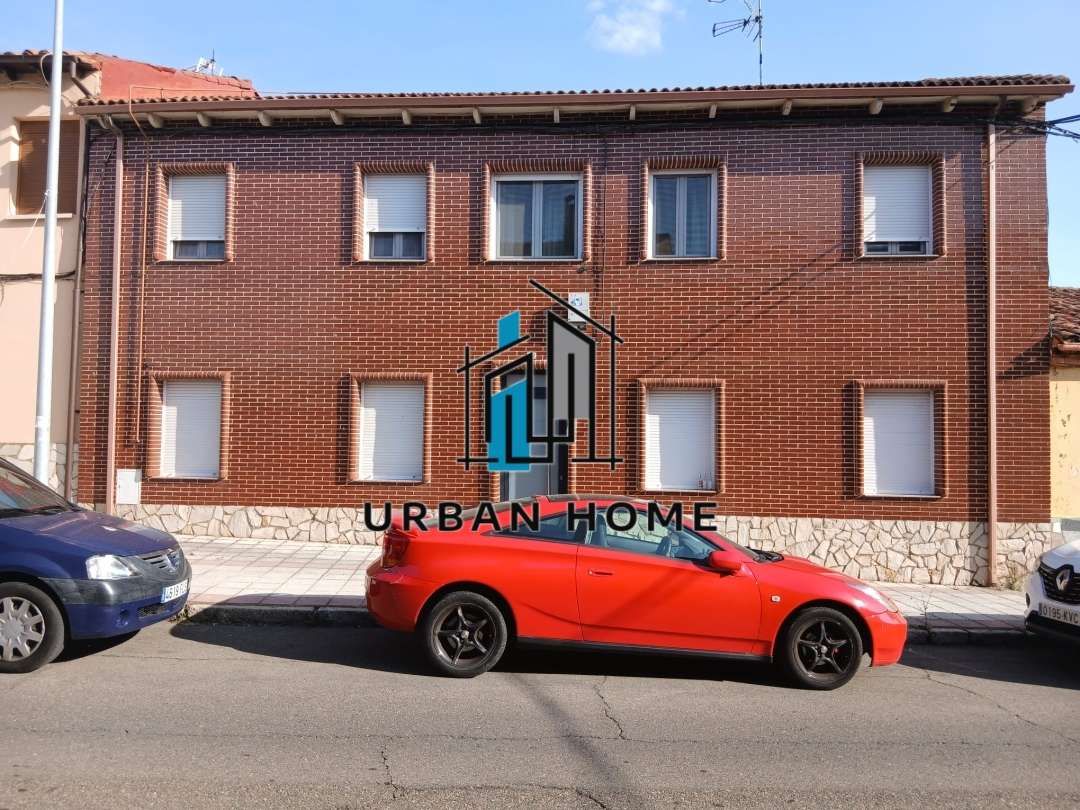 Vista exterior de Pis en venda en León Capital  amb Calefacció i Traster