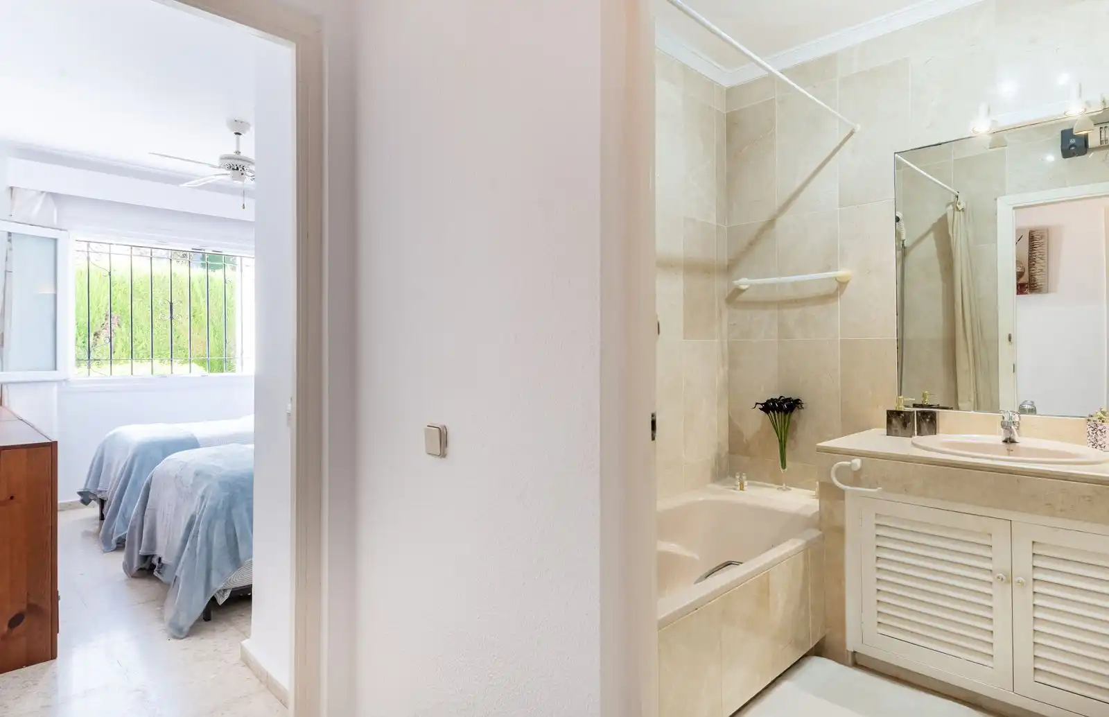 Baño de Piso en venta en Estepona con Aire acondicionado, Terraza y Amueblado
